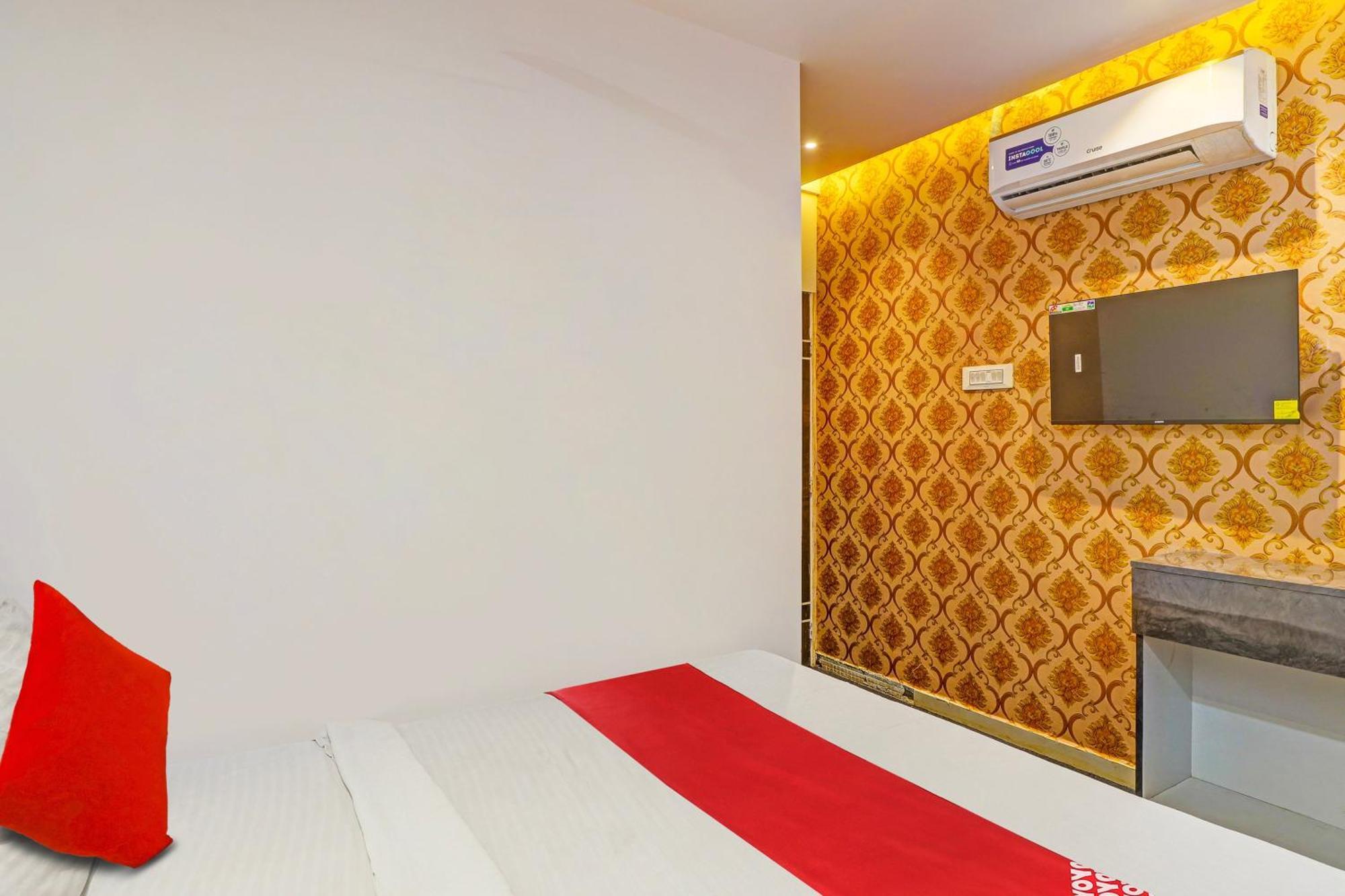 Hotel O Lotus Hotel Surat Exterior foto