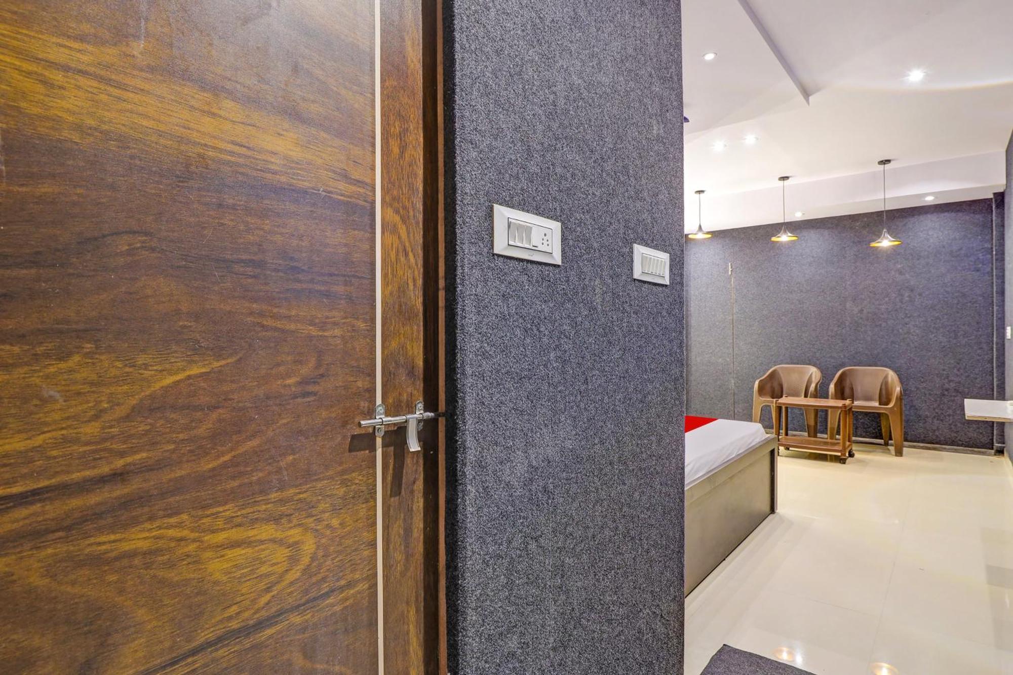 Hotel O Lotus Hotel Surat Exterior foto